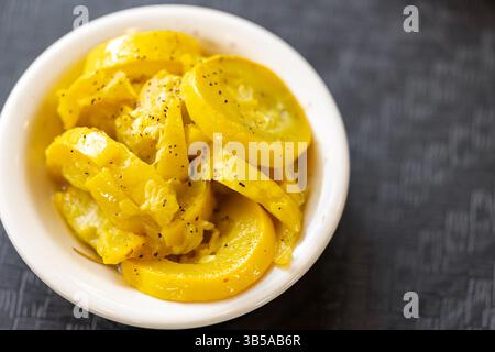 Gros plan de courge jaune cuite dans un bol Banque D'Images