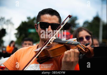 28 août 2022, Bogota, Cundinamarca, Colombie : un violoniste joue lors du plus grand concert du monde pour la paix joué par l'Orchestre symphonique et les enfants de Bogota, à Bogota, Colombie, le 28 août 2022. Photo par : Chepa Beltran/long Visual Press (crédit image : © Chepa Beltran/LongVisual via ZUMA Press Wire) Banque D'Images