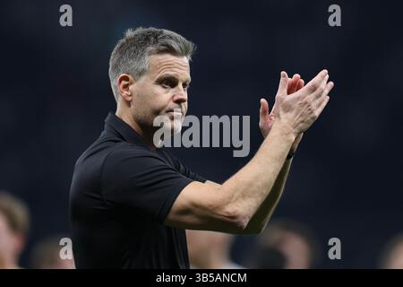 Londres, Royaume-Uni. 01 mai 2025. Londres, Angleterre, 1er mai 2025 : le manager de Bodo/Glimt, Kjetil Knutsen, applaudit les supporters lors du match de l'UEFA Europa League entre Tottenham Hotspur et Bodo/Glimt au Tottenham Hotspur Stadium à Londres, Angleterre (Alexander Canillas/SPP) crédit : SPP Sport Press photo. /Alamy Live News Banque D'Images