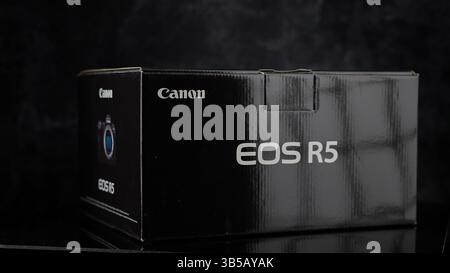 Canon EOS R5 boîtier pour appareil photo sans miroir sur fond noir - FRANCFORT, ALLEMAGNE - 02 MAI 2025 Banque D'Images