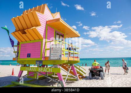 Miami Beach Floride, 35ème rue, station de sauveteur en bois, station de sauveteur coloré, peint jaune rose, garde-corps en bois, sur pilotis, drapeaux d'avertissement de plage Banque D'Images