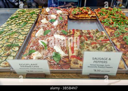 Miami Beach Floride, Collins Avenue, Blozzom Pizza restaurant, intérieur, comptoir d'affichage, cuisine italienne, tranches de pizza, style focaccia, pizza rectangulaire Banque D'Images