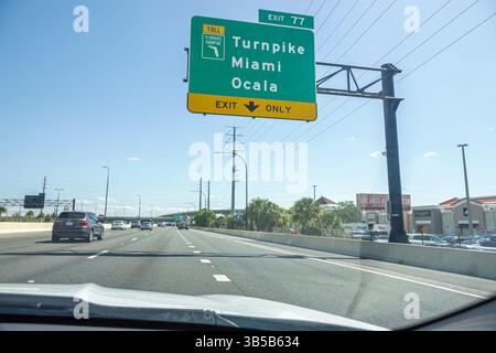 Orlando Florida, Interstate Highway I-4, Florida Turnpike sortie 77 panneau routier aérien, circulation routière, véhicules sur la route multivoie, panneau de sortie pour tourner Banque D'Images