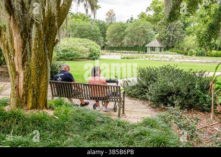 Orlando Floride, Harry P Leu Gardens, jardin botanique, couple homme-femme, assis sur le banc du parc, personnes âgées adultes, aide à la mobilité marcheur, p Banque D'Images