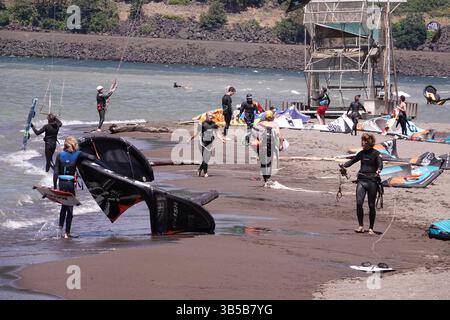 13 juillet 2022, Hood River, Oregon, États-Unis : Hood River, L'Oregon est un endroit populaire pour la planche à voile et le kitesurf. C'est une ville pittoresque le long de la gorge du fleuve Columbia. (Crédit image : © Karen Focht/ZUMA Press Wire) Banque D'Images