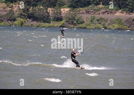 13 juillet 2022, Hood River, Oregon, États-Unis : Hood River, L'Oregon est un endroit populaire pour la planche à voile et le kitesurf. C'est une ville pittoresque le long de la gorge du fleuve Columbia. (Crédit image : © Karen Focht/ZUMA Press Wire) Banque D'Images