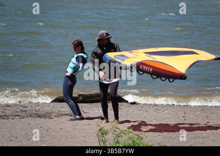 13 juillet 2022, Hood River, Oregon, États-Unis : Hood River, L'Oregon est un endroit populaire pour la planche à voile et le kitesurf. C'est une ville pittoresque le long de la gorge du fleuve Columbia 13 juillet 2022. (Crédit image : © Karen Focht/ZUMA Press Wire) Banque D'Images