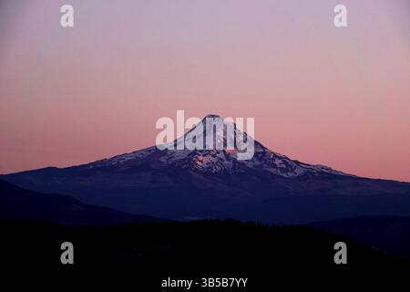 13 juillet 2022, Hood River, Oregon, USA : une vue du Mont Hood. Hood River, Oregon, est un endroit populaire pour la planche à voile et le kitesurf. C'est une ville pittoresque le long de la gorge du fleuve Columbia. (Crédit image : © Karen Focht/ZUMA Press Wire) Banque D'Images