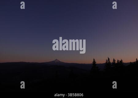 13 juillet 2022, Hood River, Oregon, USA : une vue du Mont Hood. Hood River, Oregon, est un endroit populaire pour la planche à voile et le kitesurf. C'est une ville pittoresque le long de la gorge du fleuve Columbia. (Crédit image : © Karen Focht/ZUMA Press Wire) Banque D'Images