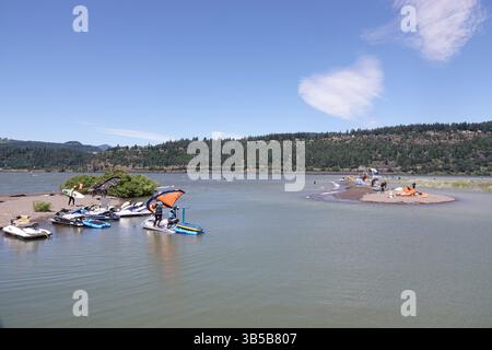 13 juillet 2022, Hood River, Oregon, États-Unis : Hood River, L'Oregon est un endroit populaire pour la planche à voile et le kitesurf. C'est une ville pittoresque le long de la gorge du fleuve Columbia. (Crédit image : © Karen Focht/ZUMA Press Wire) Banque D'Images