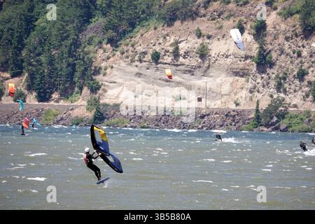 13 juillet 2022, Hood River, Oregon, États-Unis : Hood River, L'Oregon est un endroit populaire pour la planche à voile et le kitesurf. C'est une ville pittoresque le long de la gorge du fleuve Columbia 13 juillet 2022. (Crédit image : © Karen Focht/ZUMA Press Wire) Banque D'Images