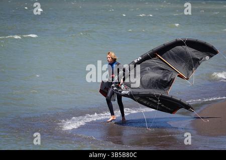 13 juillet 2022, Hood River, Oregon, États-Unis : Hood River, L'Oregon est un endroit populaire pour la planche à voile et le kitesurf. C'est une ville pittoresque le long de la gorge du fleuve Columbia 13 juillet 2022. (Crédit image : © Karen Focht/ZUMA Press Wire) Banque D'Images