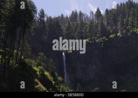 13 juillet 2022, Hood River, Oregon, États-Unis : chutes d'eau le long de la rivière Columbia près de la rivière Hood, Oregon qui est un endroit populaire pour la planche à voile et le kitesurf. C'est une ville pittoresque le long de la gorge du fleuve Columbia. (Crédit image : © Karen Focht/ZUMA Press Wire) Banque D'Images