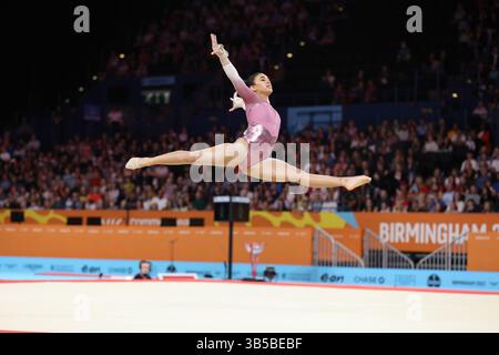 30 juillet 2022, Birminmgham, West Midlands, Angleterre : NAVEEN DARIES d'Afrique du Sud participe à l'exercice au sol lors de la finale de l'équipe féminine de gymnastique artistique et de la qualification individuelle lors des Jeux du Commonwealth de Birmingham 2022 à l'Arena Birmingham. (Crédit image : © Mickael Chavet/ZUMA Press Wire) Banque D'Images