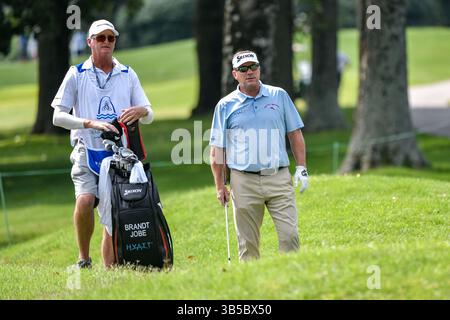 10 septembre 2022 : le golfeur Joe Brandt et son caddy voient son tir du brut dans le 3ème fairway lors de la deuxième manche de l'Ascension Charity Classic qui s'est tenue au Norwood Hills Country Club à Jennings, MO Richard Ulreich/CSM (crédit image : © Richard Ulreich/CSM via ZUMA Press Wire) Banque D'Images