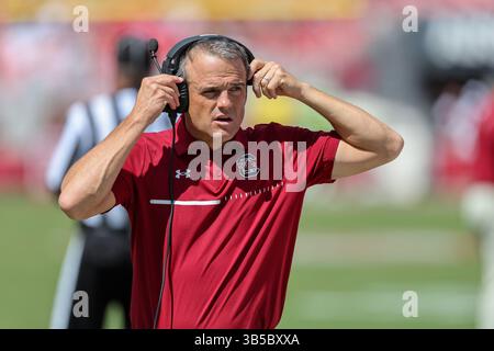 10 septembre 2022 : l'entraîneur de Caroline du Sud Shane Beamer ajuste son casque alors qu'il descend sur la touche. .Arkansas a battu la Caroline du Sud 44-30 à Fayetteville, AR, Richey Miller/CSM (crédit image : © Richey Miller/CSM via ZUMA Press Wire) Banque D'Images