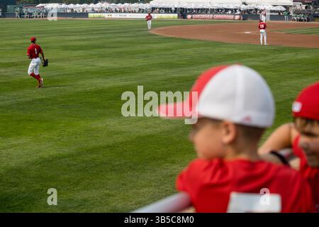 11 septembre 2022, Vancouver, Colombie-Britannique, Canada : les jeunes fans regardent les Canadiens de Vancouver prendre le terrain lors du dernier match à domicile de la saison régulière contre les Emeralds d’Eugene au stade Nat Bailey de Vancouver, Colombie-Britannique. (Crédit image : © Ryan Walter Wagner/ZUMA Press Wire) Banque D'Images