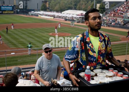 11 septembre 2022, Vancouver, Colombie-Britannique, Canada : un vendeur vend des boissons au dernier match à domicile de la saison régulière pour les Canadiens de Vancouver au stade Nat Bailey de Vancouver, Colombie-Britannique. (Crédit image : © Ryan Walter Wagner/ZUMA Press Wire) Banque D'Images