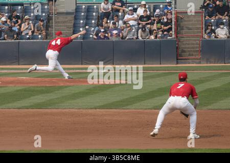 11 septembre 2022, Vancouver, Colombie-Britannique, Canada : Sam Ryan (#44) des Canadiens de Vancouver livre un terrain au stade Nat Bailey de Vancouver, Colombie-Britannique tandis que la troisième base est couverte par Damiano Palmegiani (#7) lors du dernier match à domicile de la saison régulière contre les Emeralds d'Eugene. (Crédit image : © Ryan Walter Wagner/ZUMA Press Wire) Banque D'Images