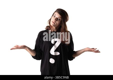 Portrait d'une fille portant une tenue noire avec un point d'interrogation blanc faisant des gestes de main discutables. Isolé sur fond blanc Banque D'Images
