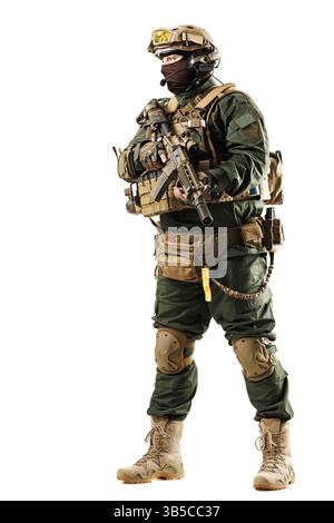 Un soldat tactique entraîné équipé de matériel militaire moderne et d'armes, préparé pour l'action. La tenue comprend la technologie de camouflage, de protection Banque D'Images