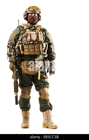 Personnel militaire entièrement équipé avec des équipements tactiques avancés, y compris une armure corporelle et un casque, tenant un fusil dans une position prête à l'emploi. Professionnellement trai Banque D'Images