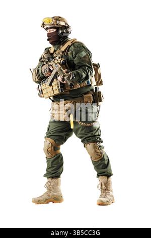 Un soldat tactique en pleine vitesse se tient prêt à tenir une arme militaire. Le personnage est isolé sur un fond blanc, montrant des combats détaillés Banque D'Images