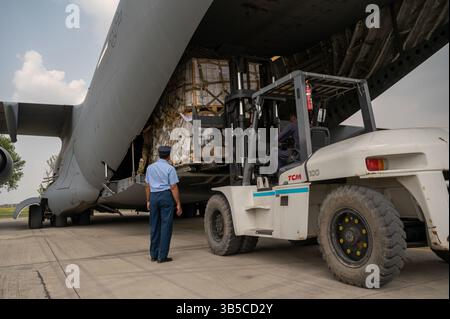 9 septembre 2022, Chaklala, province du Pendjab, Pakistan : un aviateur pakistanais regarde le personnel militaire américain affecté au commandement central décharger des fournitures de secours d'un avion cargo C-130 de l'USAF à l'appui d'une mission humanitaire de l'USAID à la base aérienne du Pakistan Nur Khan, le 9 septembre 2022 à Chaklala, province du Pendjab, Pakistan. L'armée de l'air a commencé à transporter 630 tonnes métriques de fournitures de secours après des inondations massives qui ont ravagé la nation. (Crédit image : © Ssgt. Charles Fultz/US Air/Planet Pix via ZUMA Press Wire) Banque D'Images