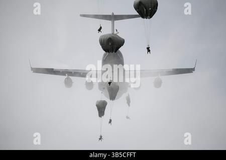 24 août 2022, Anchorage, AK, États-Unis : des parachutistes de l'armée américaine affectés à l'équipe de combat de la 2e brigade d'infanterie, 11e division aéroportée, également connue sous le nom d'Arctic Angels, sautent d'un avion C-17 Globemaster III de la Force aérienne dans la zone de largage de Malemute, le 24 août 2022, à la base conjointe Elmendorf Richardson, Alaska. (Crédit image : © Sra Patrick Sullivan/U.S. Armée/planète Pix via ZUMA Press Wire) Banque D'Images