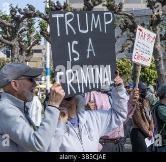San Francisco, États-Unis. 01 mai 2025. Travailleurs, immigrants et activistes se rassemblent pour un rassemblement du 1er mai dans les Civic Centers de San Francisco le jeudi 1er mai 2025. Photo de Terry Schmitt/UPI crédit : UPI/Alamy Live News Banque D'Images