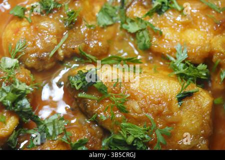 Curry de poisson épicé aux herbes fraîches Banque D'Images
