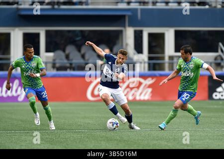 14 juin 2022 : le défenseur de Vancouver Marcus Godinho sépare le milieu de terrain des Sounders de Seattle Nicolas Lodeiro et l'attaquant des Sounders Leo Chu lors du match de soccer MLS entre les Whitecaps de Vancouver et les Sounders de Seattle au Lumen Field à Seattle, WA. Seattle a battu Vancouver 4-0. Steve Faber/CSM (crédit image : © Steve Faber/CSM via ZUMA Press Wire) Banque D'Images