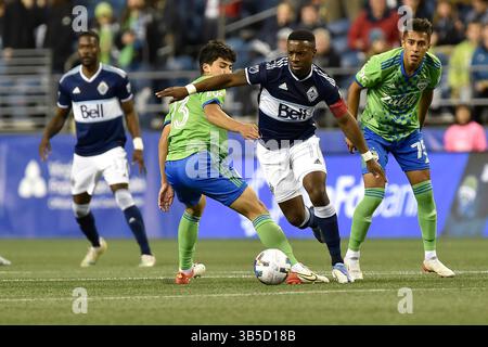 14 juin 2022 : L'attaquant de Vancouver Cristian DÃ¡jome dépasse le milieu de terrain des Seattle Sounders Danny Leyva et l'attaquant des Seattle Sounders Jordan Morris lors du match de soccer MLS entre les Vancouver Whitecaps FC et Seattle Sounders FC au Lumen Field à Seattle, WA. Seattle a battu Vancouver 4-0. Steve Faber/CSM (crédit image : © Steve Faber/CSM via ZUMA Press Wire) Banque D'Images