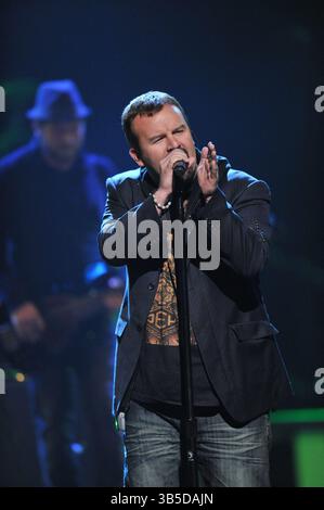 Casting Crowns se produit lors de la 41e édition annuelle des GMA Dove Awards à la Grand Ole Opry House le mercredi 21 avril 2010 à Nashville, TN. Les Dove Awards seront diffusés le dimanche 25 avril à 20 h HE sur GMC. (Crédit image : © Aaron Crisler/ZUMA Press Wire) Banque D'Images