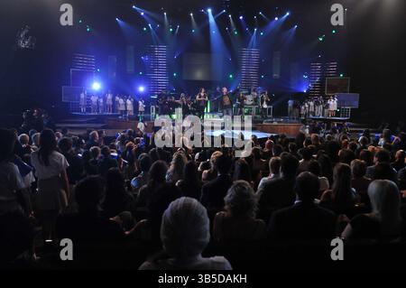 Casting Crowns se produit lors de la 41e édition annuelle des GMA Dove Awards à la Grand Ole Opry House le mercredi 21 avril 2010 à Nashville, TN. Les Dove Awards seront diffusés le dimanche 25 avril à 20 h HE sur GMC. (Crédit image : © Aaron Crisler/ZUMA Press Wire) Banque D'Images