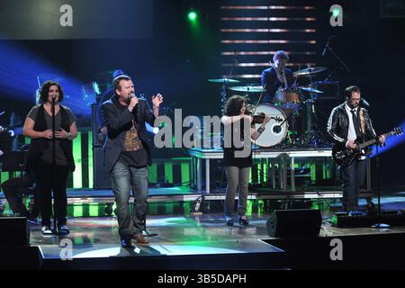 Casting Crowns se produit lors de la 41e édition annuelle des GMA Dove Awards à la Grand Ole Opry House le mercredi 21 avril 2010 à Nashville, TN. Les Dove Awards seront diffusés le dimanche 25 avril à 20 h HE sur GMC. (Crédit image : © Aaron Crisler/ZUMA Press Wire) Banque D'Images
