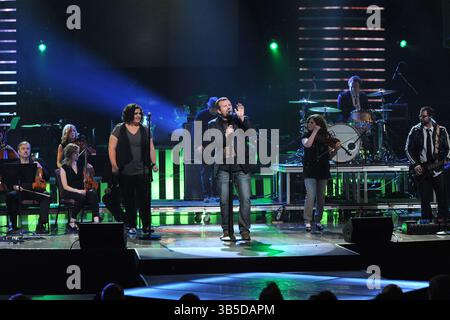 Casting Crowns se produit lors de la 41e édition annuelle des GMA Dove Awards à la Grand Ole Opry House le mercredi 21 avril 2010 à Nashville, TN. Les Dove Awards seront diffusés le dimanche 25 avril à 20 h HE sur GMC. (Crédit image : © Aaron Crisler/ZUMA Press Wire) Banque D'Images