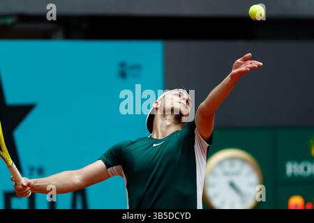3 mai 2022, MADRID, MADRID, ESPAGNE : Miomir Kecmanovic de Serbie en action contre Alexander Bublik du Kazakhstan lors du Mutua Madrid Open 2022 célébré à la Caja Magica le 03 mai 2022, à Madrid, Espagne. (Crédit image : © Irina R. Hipolito/AFP7 via ZUMA Press Wire) Banque D'Images