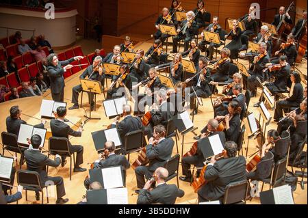 5 mars 2011, Costa Mesa, Californie, États-Unis : le chef Gustavo Dudamel dirige l'Orchestre philharmonique de Los Angeles au Rene and Henry Segerstrom concert Hall de Costa Mesa. (Crédit image : © Nicholas Koon/ZUMA Press Wire) Banque D'Images