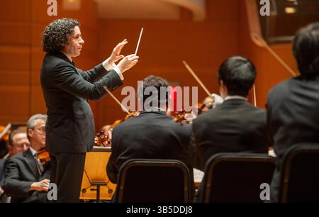 5 mars 2011, Costa Mesa, Californie, États-Unis : le chef Gustavo Dudamel dirige l'Orchestre philharmonique de Los Angeles au Rene and Henry Segerstrom concert Hall de Costa Mesa. (Crédit image : © Nicholas Koon/ZUMA Press Wire) Banque D'Images