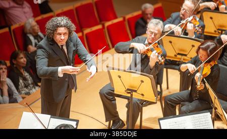5 mars 2011, Costa Mesa, Californie, États-Unis : le chef Gustavo Dudamel dirige l'Orchestre philharmonique de Los Angeles au Rene and Henry Segerstrom concert Hall de Costa Mesa. (Crédit image : © Nicholas Koon/ZUMA Press Wire) Banque D'Images