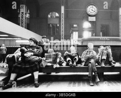 15 septembre 2020, New York City, New York, États-Unis : femme et enfants assis sur le banc du hall de la gare, Pennsylvania Station, New York City, New York, États-Unis, Angelo Rizzuto, Anthony Angel Collection, avril 1959 (crédit image : © JT Vintage/Glasshouse via ZUMA Press Wire) Banque D'Images