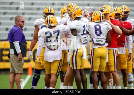 16 avril 2022 : L'unité offensive de la LSU sort devant l'entraîneur Brian Kelly lors de la dernière semaine d'entraînement de football au Tiger Stadium de Baton Rouge, EN LOUISIANE. Jonathan Mailhes/CSM(image de crédit : © Jonathan Mailhes/CSM via ZUMA Press Wire) Banque D'Images