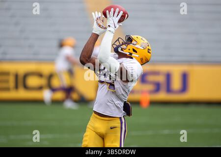 16 avril 2022 : le récepteur LSU Wide Malik Nabers (8) regarde dans une passe pendant la dernière semaine de la pratique de football au Tiger Stadium à Baton Rouge, EN LOUISIANE. Jonathan Mailhes/CSM.(image de crédit : © Jonathan Mailhes/CSM via ZUMA Press Wire) Banque D'Images