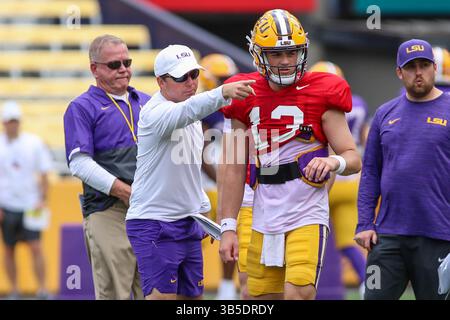 16 avril 2022 : le quarterback Garrett Nussmeier (13 ans) est entraîné par l'entraîneur du quarterback Joe Sloan, alors que l'entraîneur-chef Brian Kelly observe de fond en arrière-plan lors de la dernière semaine d'entraînement de football au Tiger Stadium à Baton Rouge, EN LOUISIANE. Jonathan Mailhes/CSM(image de crédit : © Jonathan Mailhes/CSM via ZUMA Press Wire) Banque D'Images
