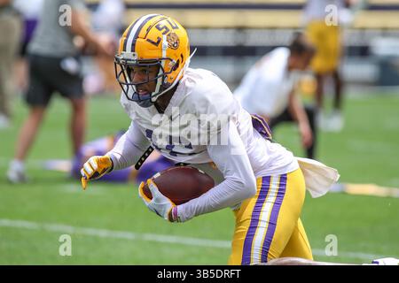 16 avril 2022 : Kyren Lacy (16 ans), réceptrice large de la LSU, apporte une passe lors de la dernière semaine d'entraînement de football au Tiger Stadium de Baton Rouge, EN LOUISIANE. Jonathan Mailhes/CSM(image de crédit : © Jonathan Mailhes/CSM via ZUMA Press Wire) Banque D'Images