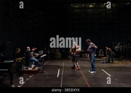 26 avril 2022, San Antonio, Texas, États-Unis d'Amérique : James Westman dans le rôle de Rigoletto, à gauche, se produit pendant la répétition de ''Rigolettoâ€ au Tobin Center for the Performing Arts à San Antonio, Texas, le 26 avril 2022. ''Rigolettoâ€ sera la première production à grande échelle d'Opera San Antonioâ€™ depuis le début de la pandémie. (Crédit image : © Josie Norris/San Antonio Express-News via ZUMA Press Wire) Banque D'Images