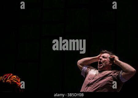 26 avril 2022, San Antonio, Texas, États-Unis d'Amérique : James Westman dans le rôle de Rigoletto se produit lors de la répétition de ''Rigolettoâ€ au Tobin Center for the Performing Arts à San Antonio, Texas, le 26 avril 2022. ''Rigolettoâ€ sera la première production à grande échelle d'Opera San Antonioâ€™ depuis le début de la pandémie. (Crédit image : © Josie Norris/San Antonio Express-News via ZUMA Press Wire) Banque D'Images