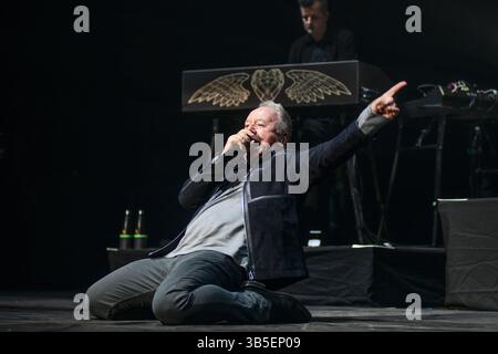 Buenos Aires (1er mai 2025). Le groupe pop-rock écossais simple Minds (Jim Kerr, chant), se produisant en concert à Movistar Arena Argentina. Crédit : Mariano Garcia/Alamy Live News Banque D'Images