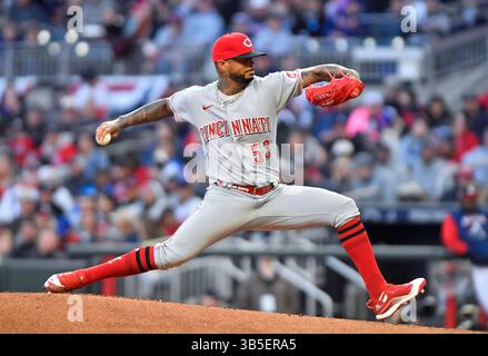 09 avril 2022 : Vladimir Gutierrez, lanceur des Cincinnati Reds, lance un pitch lors de la première manche d'un match de la MLB contre les Braves d'Atlanta au Truist Park à Atlanta, Géorgie. Austin McAfee/CSM(image de crédit : Banque D'Images
